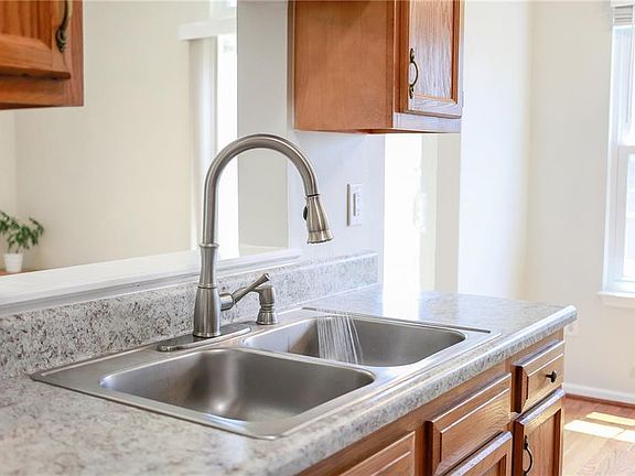 5th image of 402 Belmont Circle