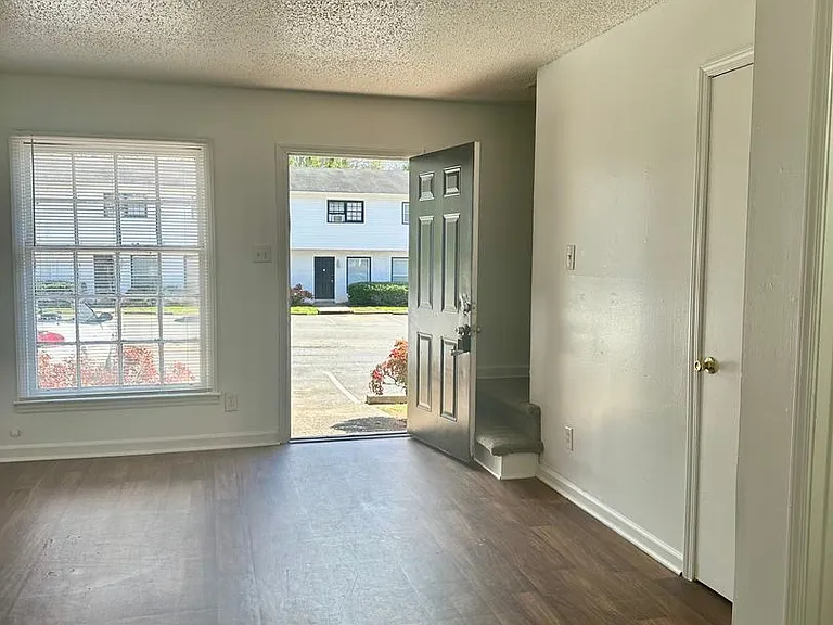 2909 Burgess Dr — Photo 7