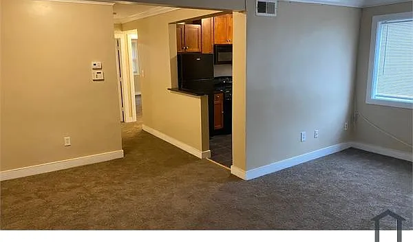 3 bed, 920 sqft, $2,129 — Photo 2
