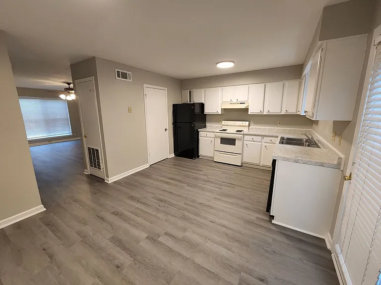 Barton Oaks Apartments — Photo 20