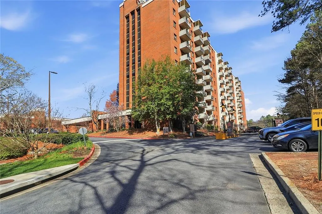 1 bed, 1.0 bath, 760 sqft, $2,448 — Photo 1