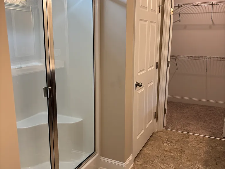 Primary en-suite bath