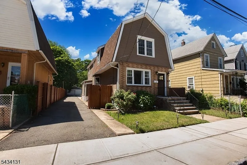 4 bed, 2.0 bath, $4,000 — Photo 2