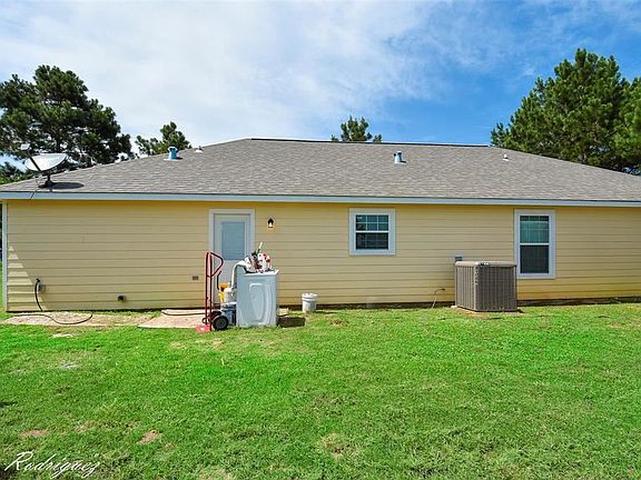 4th image of 704 Blossom St