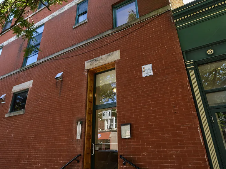 611 W Briar Pl #103 — Photo 8