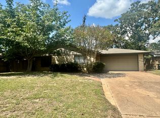 1004 Crestwood Dr, Bryan, TX 77801