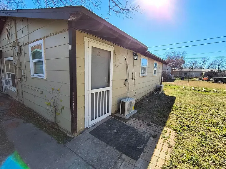 617 E Ave C — Photo 1