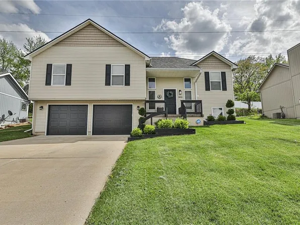 303 SW 24th Ter, Oak Grove, MO 64075