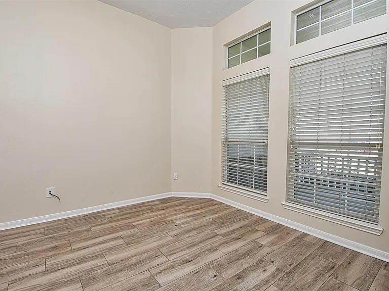 20826 Meadowhill Dr — Photo 3