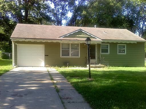 1st image of 915 E 133rd St