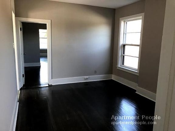 4th image of 847 W Oakdale Ave #3