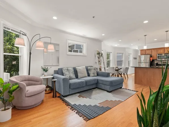 17 Robbins St APT 2, Waltham, MA 02453