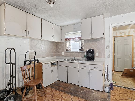 3rd image of 442 Humboldt St