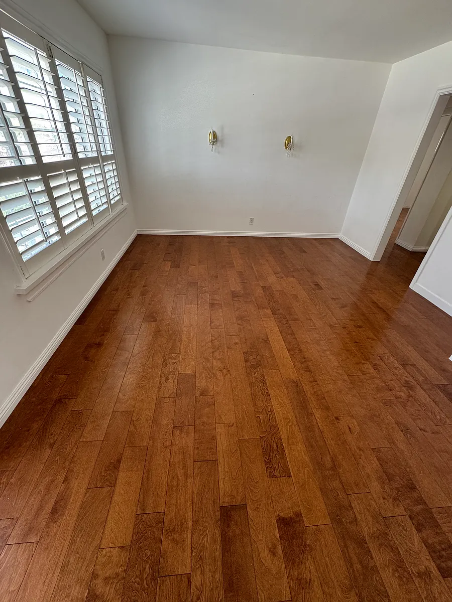 Building Photo - 6920 Encino Ave