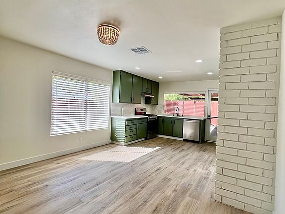 This space can be both welcoming and functional, perfect for hosting gatherings and maximizing flow between cooking, dining, and relaxing