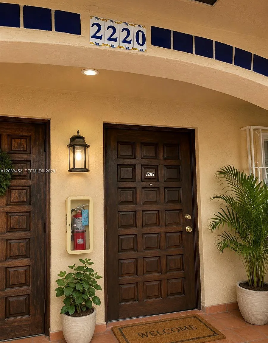 Alcazar Villas Condo — Photo 1
