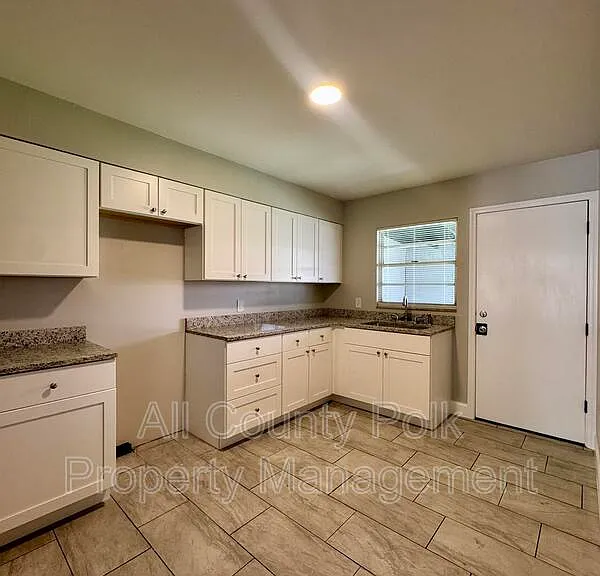 1138 W Sycamore St — Photo 5