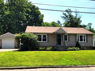 708 E Shore Dr, Pekin, IL 61554