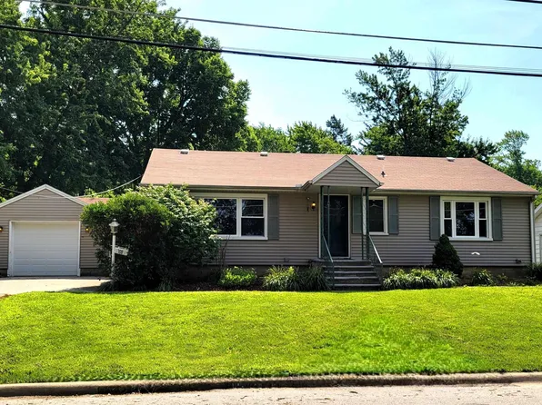708 E Shore Dr, Pekin, IL 61554