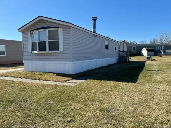 7134 Mapleview Cir E, Brown City, MI 48416