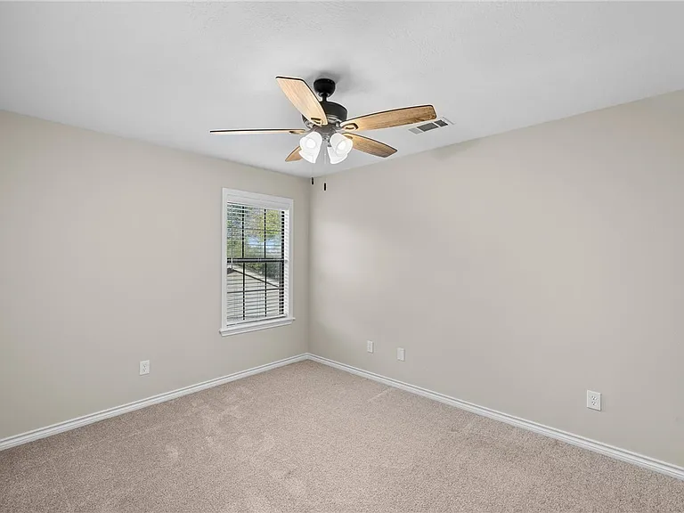 1301 Essex Grn — Photo 18