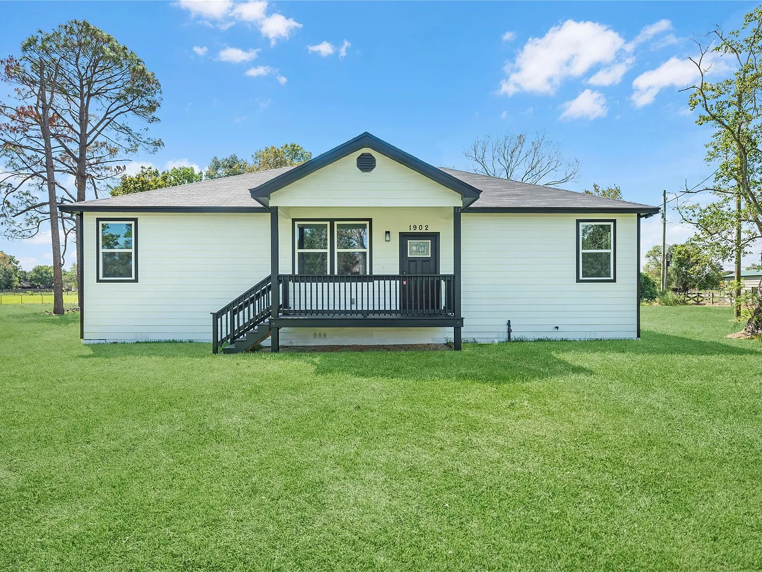 3 bed, 2.0 bath, 1568 sqft, $2,400 — Photo 1