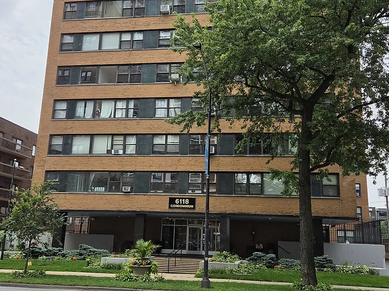 6118 N Sheridan Rd #208 — Photo 1