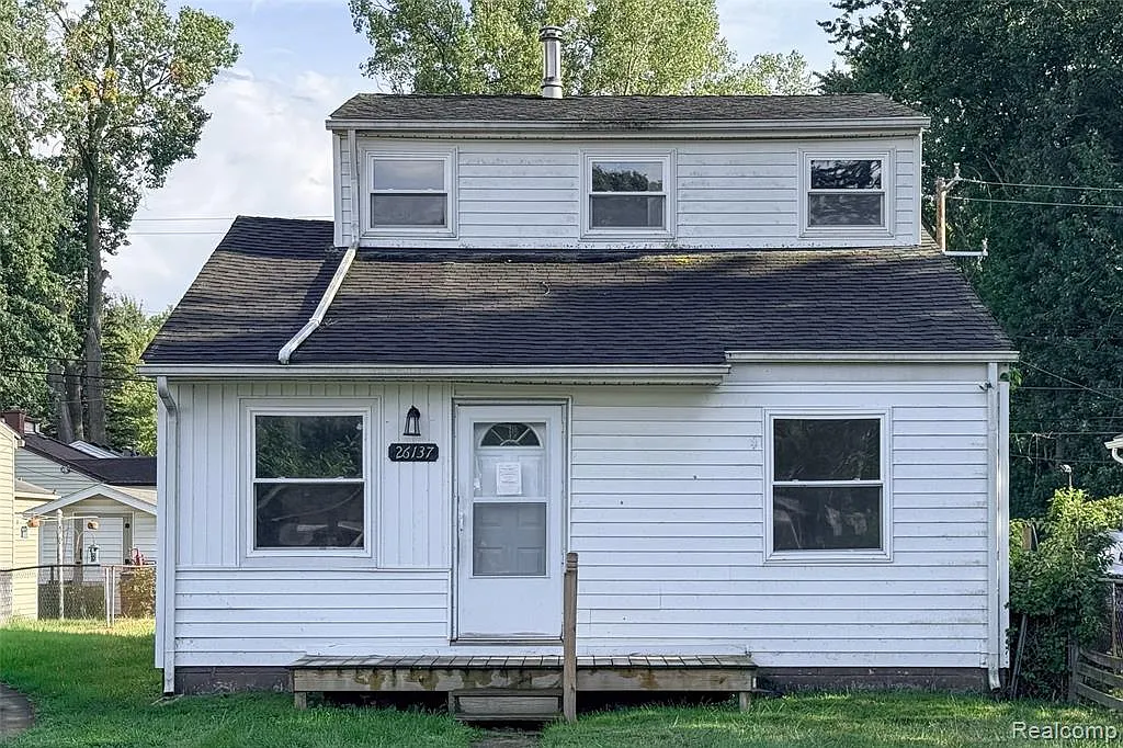 3 bed, 1.0 bath, 1224 sqft, $1,600 — Photo 2
