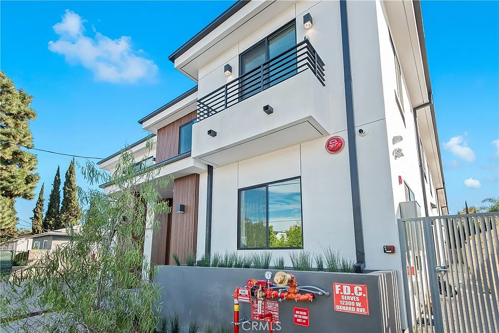 Building Photo - 12300 Oxnard St #3