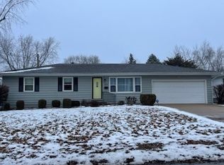 304 Rowe Dr, Bloomington, IL 61701