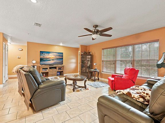 5th image of 305 SW Randall Ter