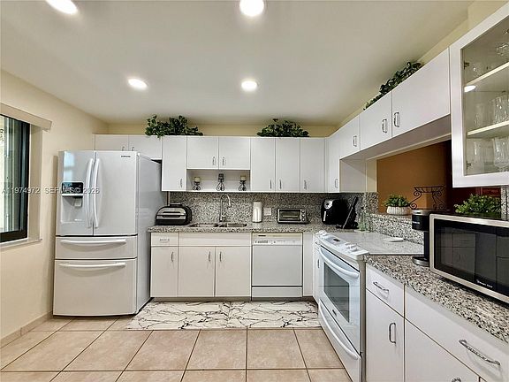 3rd image of 318 Lakeview Dr APT 203
