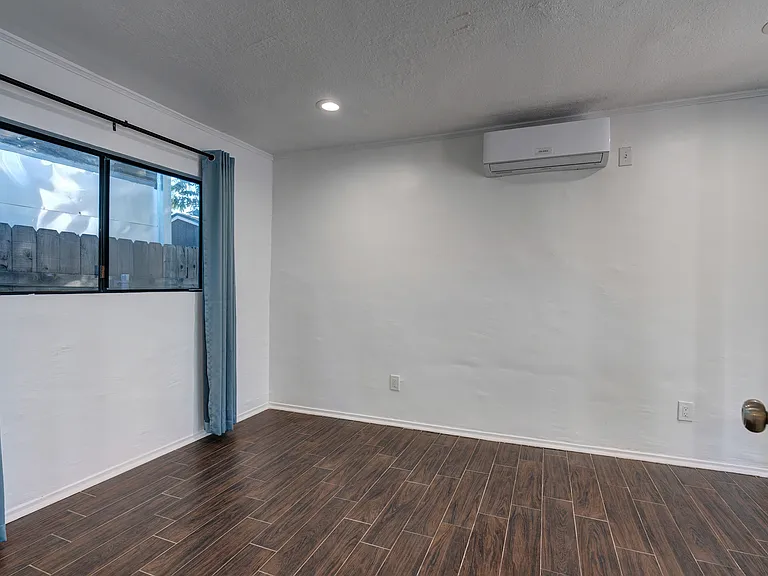 1476 N Wilson Ave — Photo 16