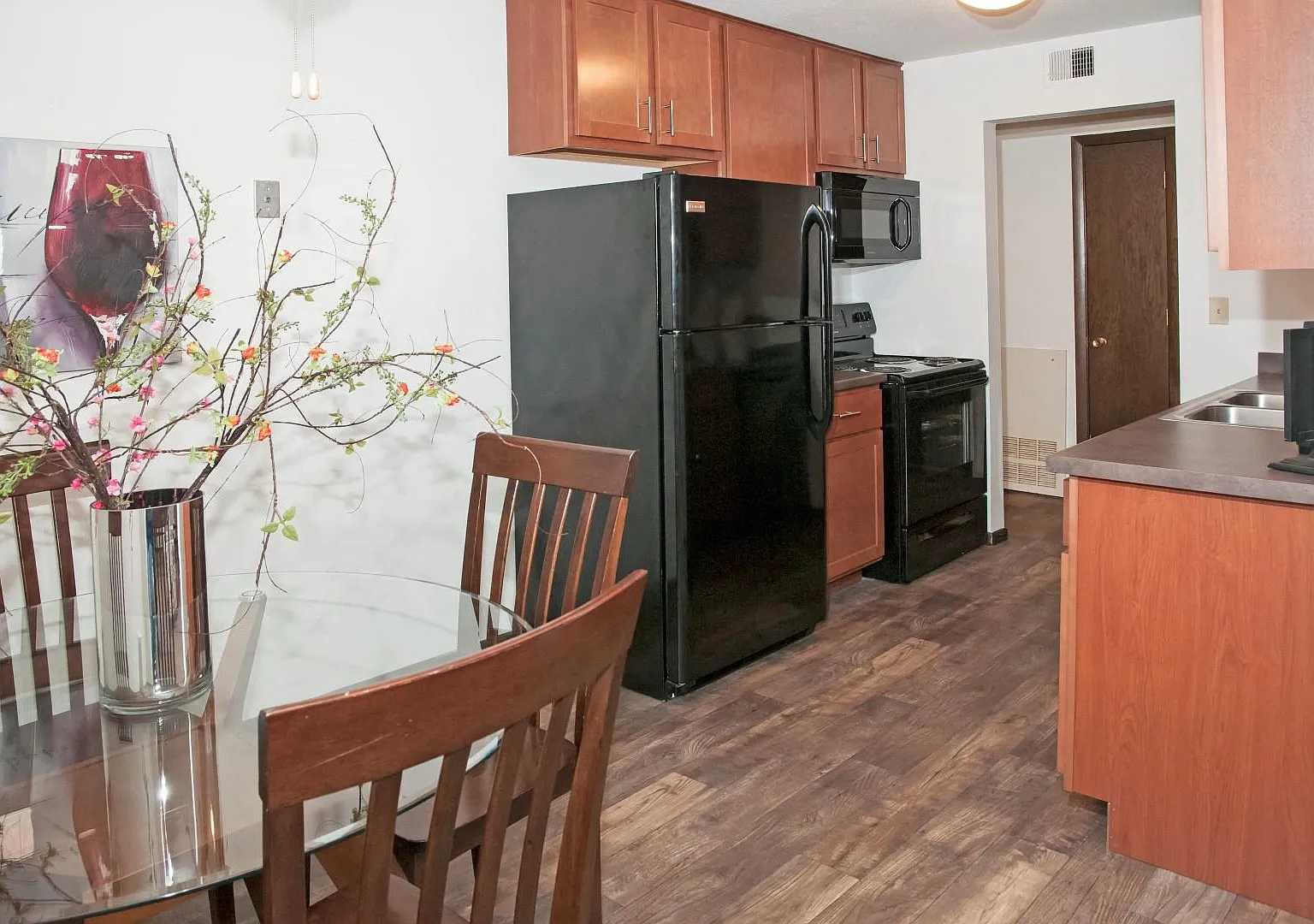Continental Apartments — Photo 2