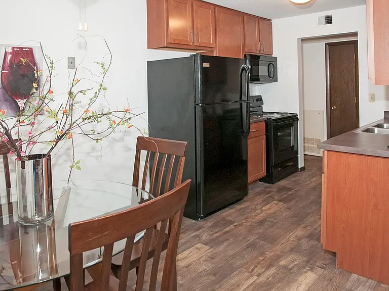 Continental Apartments — Photo 2