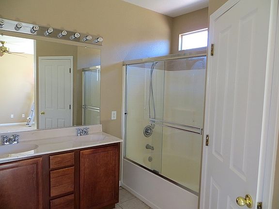 Master Bathroom w/ Walk-in Closet