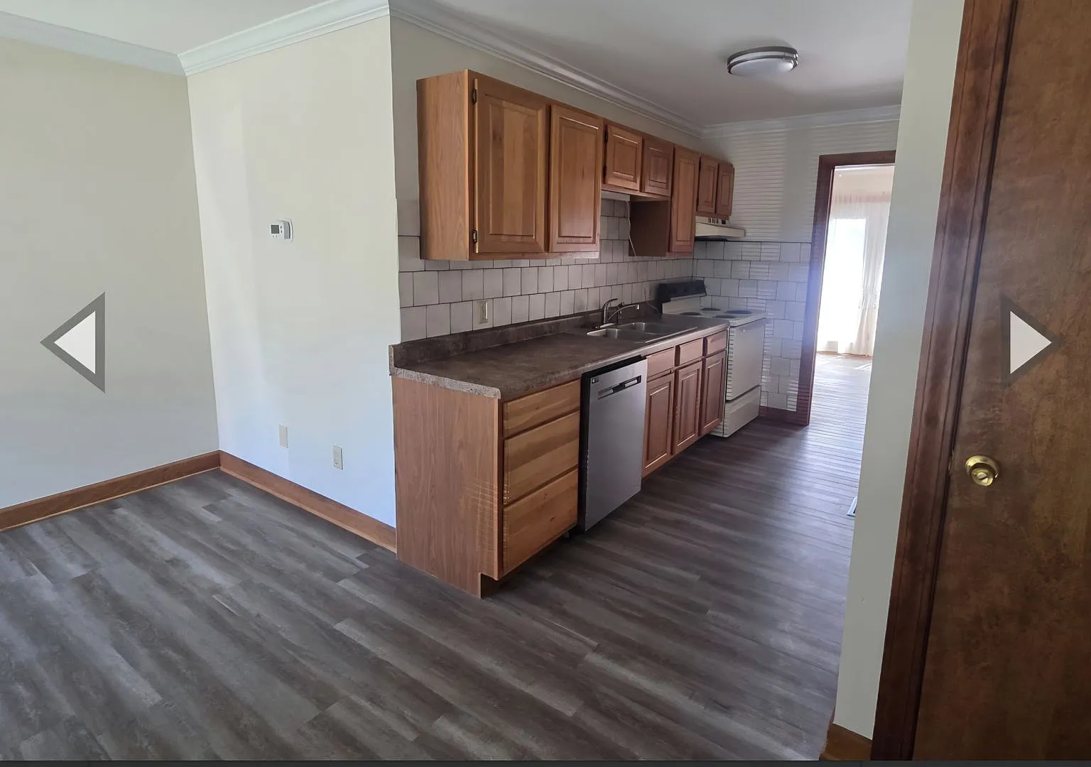 1bedroom 1 bath brick condo drive under garage — Photo 2