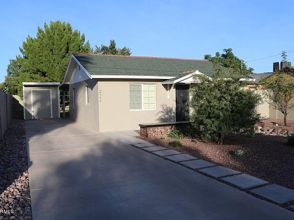 2811 N 28th SE front yard