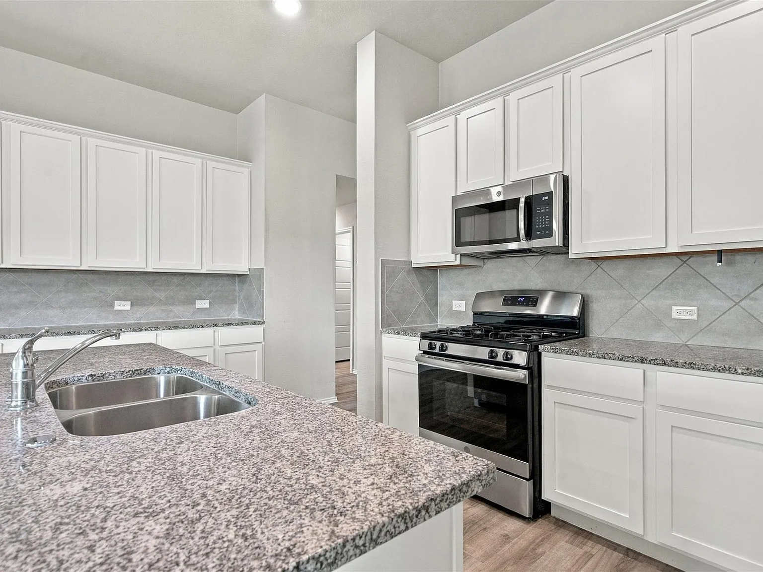 4 bed, 6.0 bath, 2274 sqft, $2,800 — Photo 3