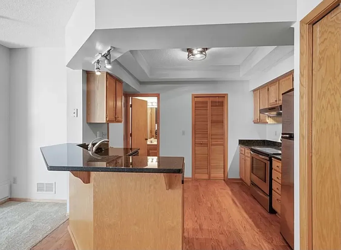 2 bed, 1.5 bath, 1300 sqft, $2,099 — Photo 2
