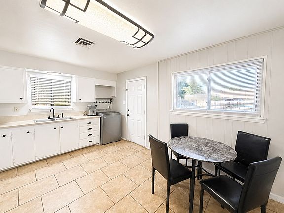 3rd image of 1412 Sandalwood Ln