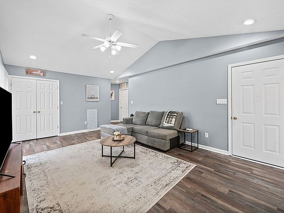 4th image of 261 W 37th St