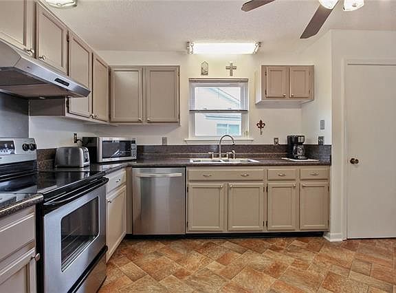 5th image of 449 Longwood Dr
