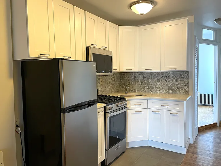 693 6th Ave #3L — Photo 1