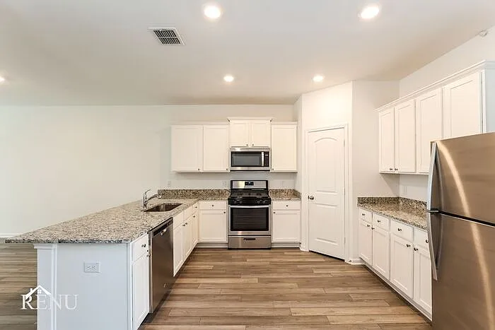 5 bed, 2.5 bath, 2543 sqft, $2,190 — Photo 2