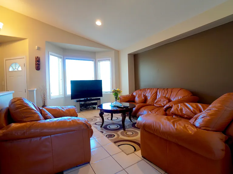 2495 King Edward St — Photo 2