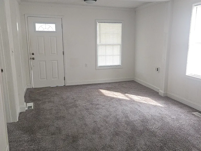 1411 Irwin Ave — Photo 2