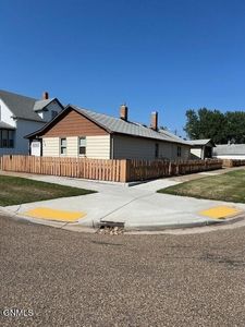 106 1st St SW, Dickinson, ND, 58601