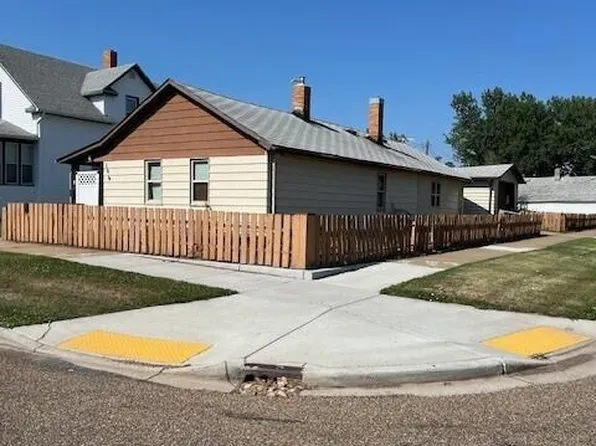 106 1st St SW, Dickinson, ND 58601
