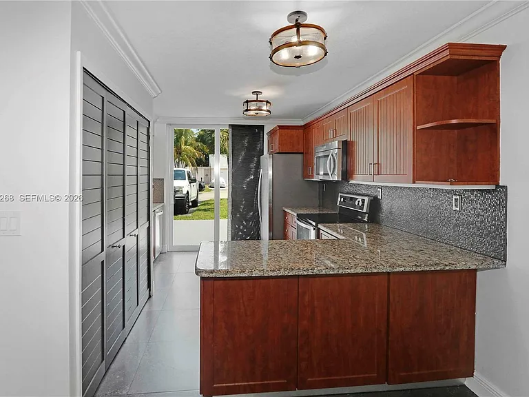 12340 SW 20th Ter #12340 — Photo 2